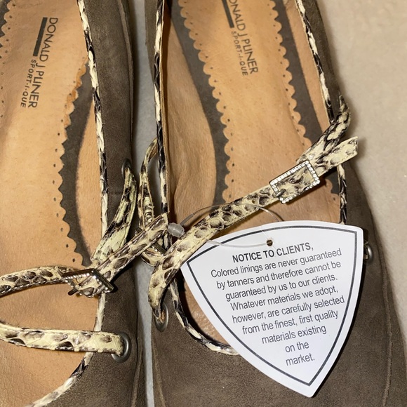 Donald J Pliner Brown Suede Low Heel Shoe - Picture 8 of 8